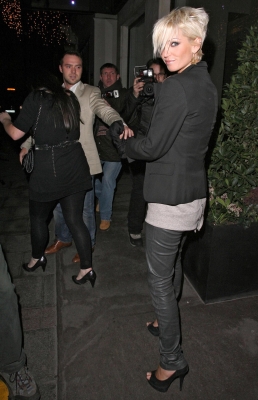Sarah_and_Tom_leaving_the_Ivy_restaurant_240209_282429.jpg
