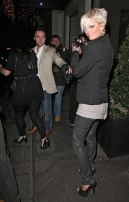 Sarah_and_Tom_leaving_the_Ivy_restaurant_240209_282529.jpg