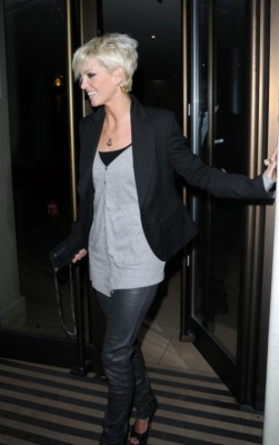 Sarah_and_Tom_leaving_the_Ivy_restaurant_240209_285229.jpg