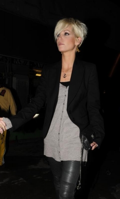 Sarah_and_Tom_leaving_the_Ivy_restaurant_240209_286329.jpg