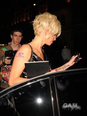 Sarah_Harding_leaving_Whisky_Mist_club_200909_36.jpg