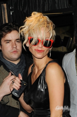 Sarah_Harding_leaving_Whisky_Mist_club_200909_5.jpg