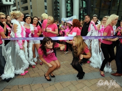 Kimberley_Walsh_at_the_Breast_Cancer_Haven_High_Heel-a-thon_270909_10.jpg
