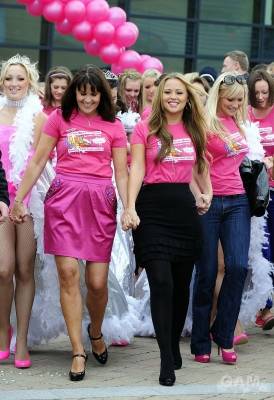 Kimberley_Walsh_at_the_Breast_Cancer_Haven_High_Heel-a-thon_270909_4.jpg