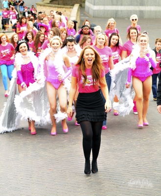Kimberley_Walsh_at_the_Breast_Cancer_Haven_High_Heel-a-thon_270909_60.jpg