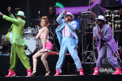 Girls_Aloud_perform_at_Wembley_Stadium_-_Day_Two_190909_20.jpg
