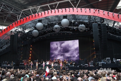 Girls_Aloud_perform_at_Wembley_Stadium_-_Day_Two_190909_21.jpg