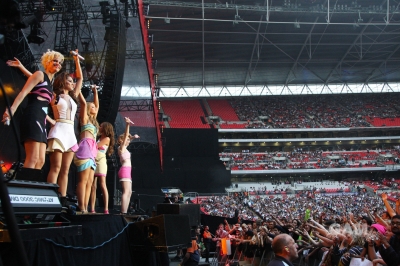 Girls_Aloud_perform_at_Wembley_Stadium_-_Day_Two_190909_26.jpg