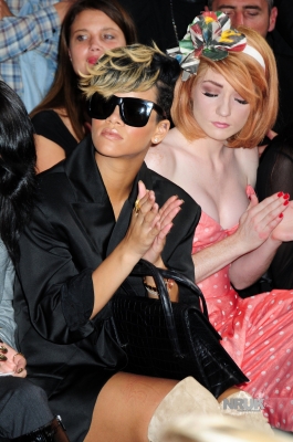 Nicola_Roberts_at_the_Christian_Dior_show_at_Paris_Fashion_Week_021009_5.jpg