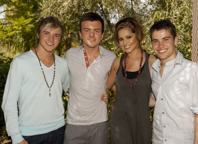 Cheryl_Cole_and_her_final_3_X_Factor_boys_2009.jpg