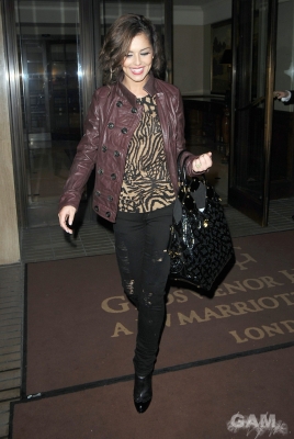 Girls_Aloud_leaving_the_Daily_Mirrors_Pride_of_Britain_awards_051009_72.jpg