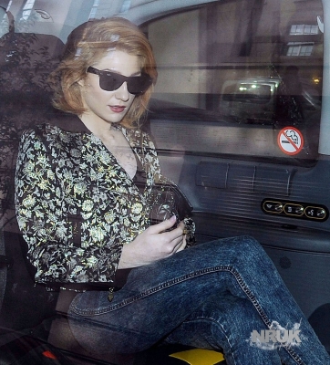 Nicola_Roberts_at_the_Mayfair_hotel_081009_15.jpg