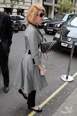 Nicola_Roberts_leaving_the_Mayfair_hotel_091009_3.jpg