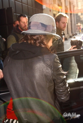 Cheryl_Cole_arrives_at_a_dance_studio_and_Kiss_FM_studios_in_London_131009_21.jpg