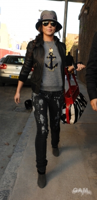 Cheryl_Cole_arrives_at_a_dance_studio_in_London_13_10_09_283229.jpg