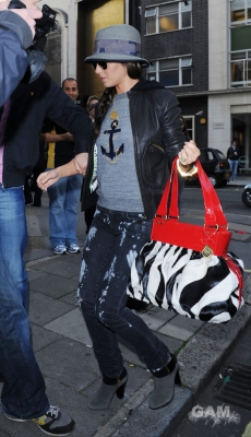 Cheryl_Cole_arriving_at_Radio_One_13_10_09_2823429.jpg