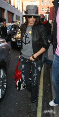 Cheryl_Cole_arriving_at_Radio_One_13_10_09_2826129.jpg