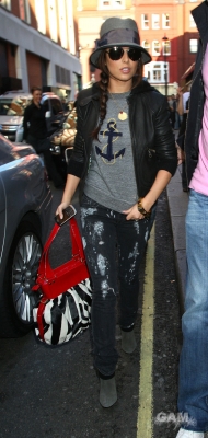 Cheryl_Cole_arriving_at_Radio_One_13_10_09_2826229.jpg