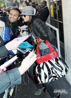 Cheryl_Cole_leaving_Radio_1_in_London_131009_111.jpg