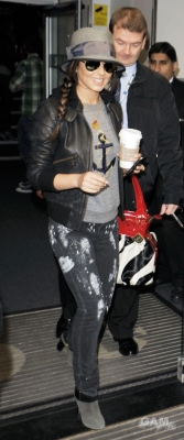 Cheryl_Cole_leaving_Radio_1_in_London_131009_116.jpg