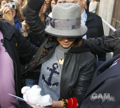 Cheryl_Cole_leaving_Radio_1_in_London_131009_12.jpg
