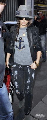 Cheryl_Cole_leaving_Radio_1_in_London_131009_120.jpg