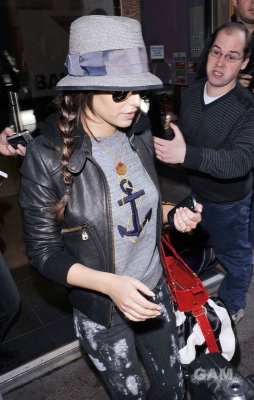 Cheryl_Cole_leaving_Radio_1_in_London_131009_125.jpg