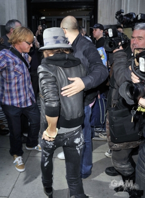 Cheryl_Cole_leaving_Radio_1_in_London_131009_126.jpg