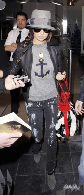 Cheryl_Cole_leaving_Radio_1_in_London_131009_127.jpg