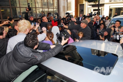 Cheryl_Cole_leaving_Radio_1_in_London_131009_130.jpg