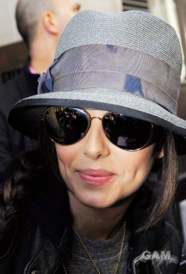 Cheryl_Cole_leaving_Radio_1_in_London_131009_136.jpg