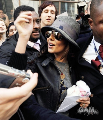 Cheryl_Cole_leaving_Radio_1_in_London_131009_149.jpg
