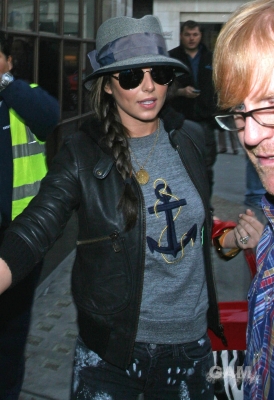 Cheryl_Cole_leaving_Radio_1_in_London_131009_162.jpg
