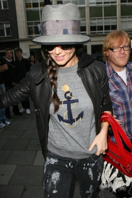 Cheryl_Cole_leaving_Radio_1_in_London_131009_163.jpg