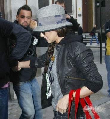 Cheryl_Cole_leaving_Radio_1_in_London_131009_169.jpg