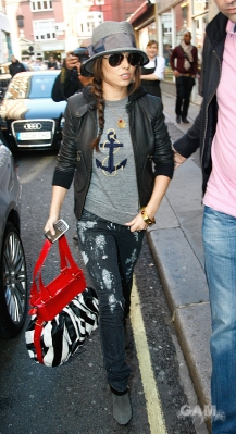 Cheryl_Cole_leaving_Radio_1_in_London_131009_173.jpg