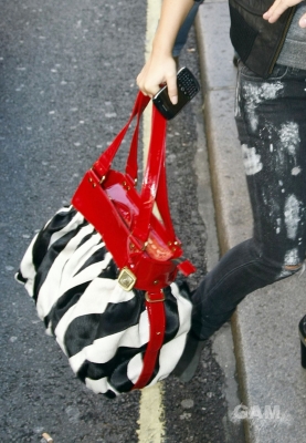 Cheryl_Cole_leaving_Radio_1_in_London_131009_176.jpg