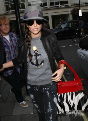 Cheryl_Cole_leaving_Radio_1_in_London_131009_198.jpg