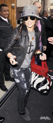 Cheryl_Cole_leaving_Radio_1_in_London_131009_2.jpg