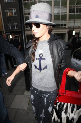 Cheryl_Cole_leaving_Radio_1_in_London_131009_207.jpg