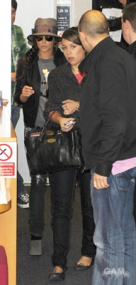 Cheryl_Cole_leaving_Radio_1_in_London_131009_24.jpg