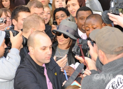 Cheryl_Cole_leaving_Radio_1_in_London_131009_33.jpg