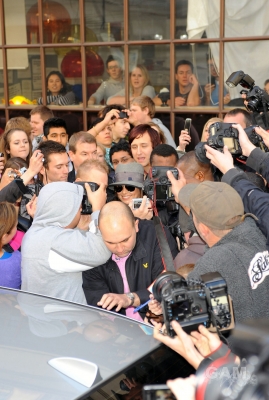 Cheryl_Cole_leaving_Radio_1_in_London_131009_34.jpg