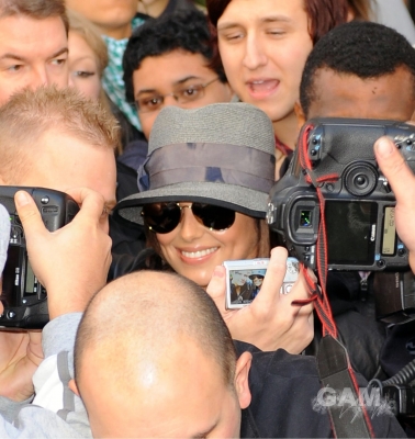 Cheryl_Cole_leaving_Radio_1_in_London_131009_35.jpg