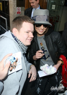Cheryl_Cole_leaving_Radio_1_in_London_131009_6.jpg
