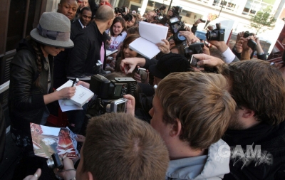 Cheryl_Cole_leaving_Radio_1_in_London_131009_63.jpg