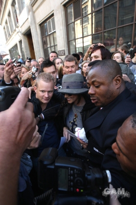 Cheryl_Cole_leaving_Radio_1_in_London_131009_65.jpg