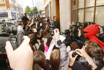 Cheryl_Cole_leaving_Radio_1_in_London_131009_71.jpg