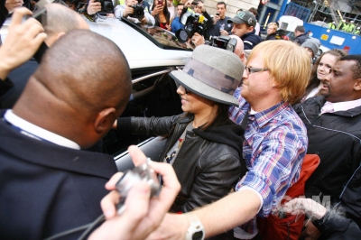 Cheryl_Cole_leaving_Radio_1_in_London_131009_78.jpg