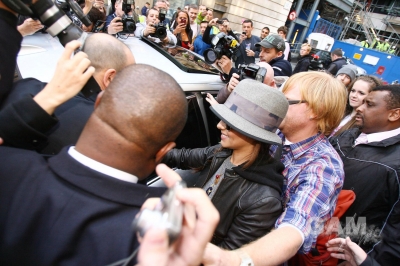 Cheryl_Cole_leaving_Radio_1_in_London_131009_80.jpg
